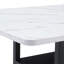 Une table de salle à manger de 71 x 35,4 pouces avec un plateau habilement assemblé par quatre panneaux de fibres à densité moyenne texturés. Le bureau possède une plateforme de rangement de 43,3 x 19,7 po. Très approprié pour les réunions de famille, etc.