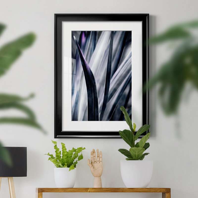 "Blue Leaves" par Irene Weisz - reproduction de photo sur papier encadrée, H 18,5 po x l 24,5 po x P 1,5 po, Cadre noir