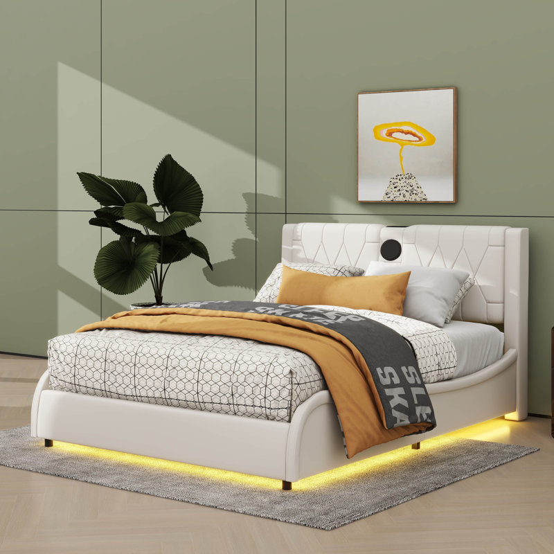 Lit plateforme opulent en similicuir avec tête de lit robuste, système de son Bluetooth et éclairage décoratif à DEL RVB