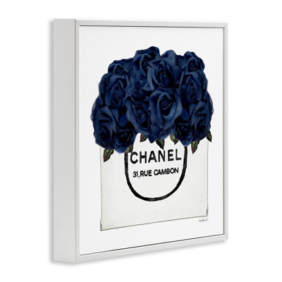 «Chic Chic Blue Roses in Glam Fashion Bag White», estampe numérique encadrée par Amanda Greenwood
