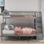 Structure de lit superposé d'escalier en pin gris aux tons gris, configuration simple sur lit double avec conception divisée convertible et rangement latéral