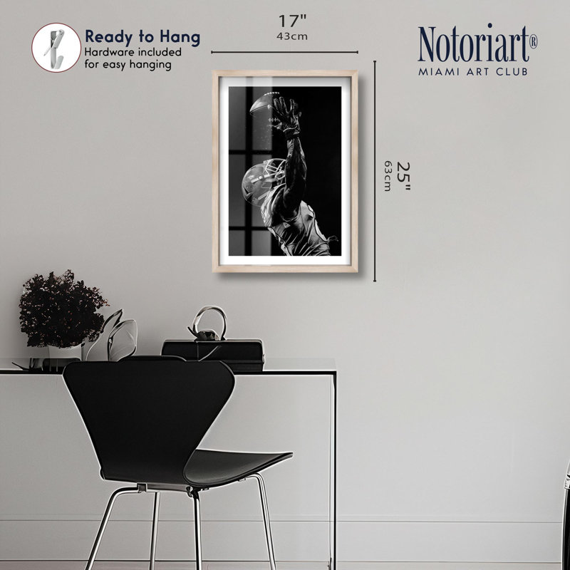 «Football Player Shadowbox Print», impressions encadrées par Notoriart, H 25 po x l 17 po, Crème, crème
