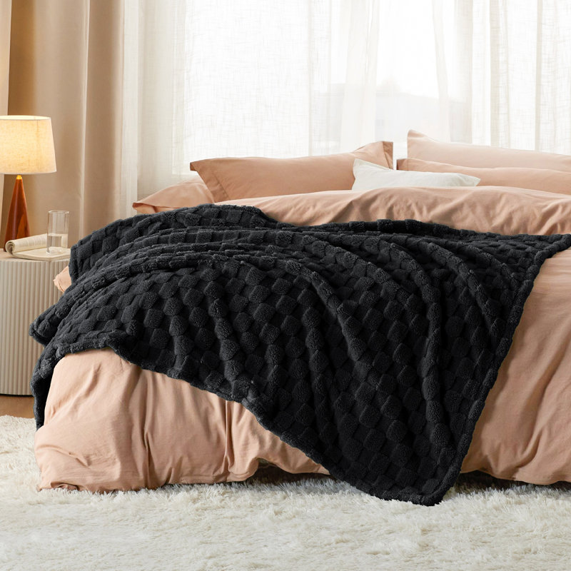Couverture polaire à carreaux Bedsure, décoration intérieure mignonne, 229 cm × 229 cm, Grand lit, Noir
