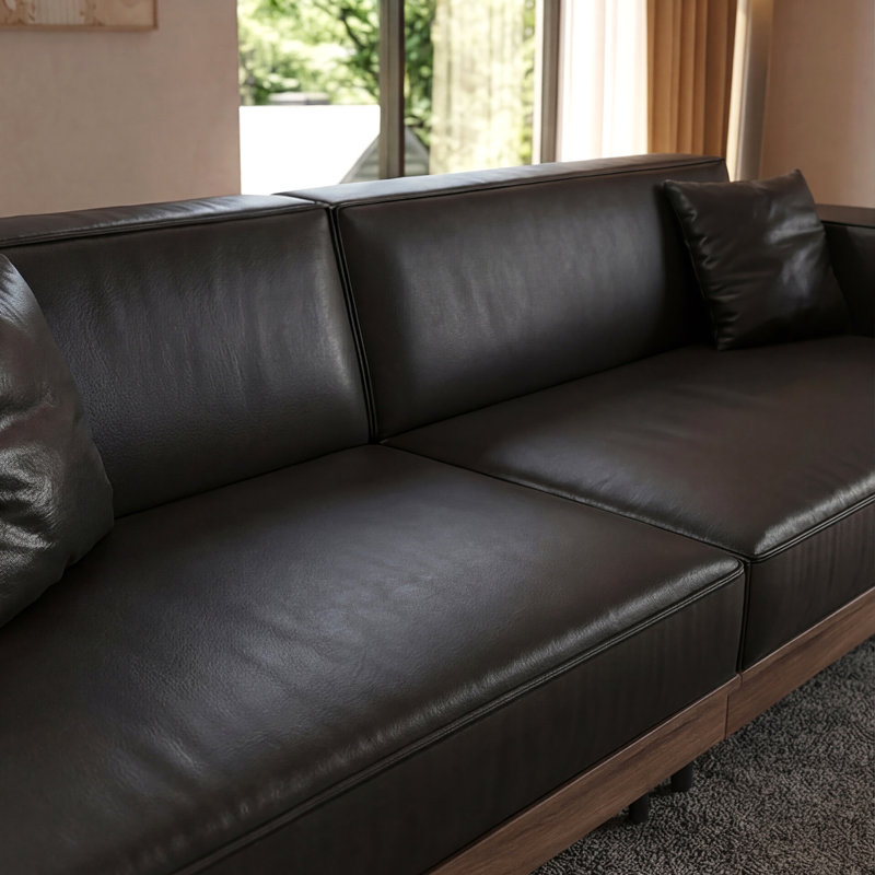 Canapé en cuir moderne, canapé rembourré de 106,3 po de largeur avec structure en bois massif, panneaux en grain de bois, pieds en métal et 3 coussins décoratifs