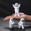 Ensemble de 4 figurines d'astronautes argentées et blanches, décoration sur le thème de l'espace pour étagère, bureau, table, chambre d'enfant, salle de classe, anniversaire, fête prénatale, cadeaux