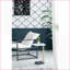 Table basse en forme de C peu encombrante avec plateau en marbre blanc et structure en aluminium doré, pour la chambre à coucher du salon