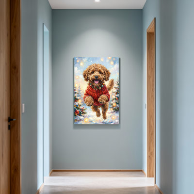Animaux, chien de Noël en chandail rouge sautant