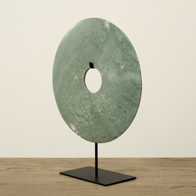 Sculpture en disque de jade avec base