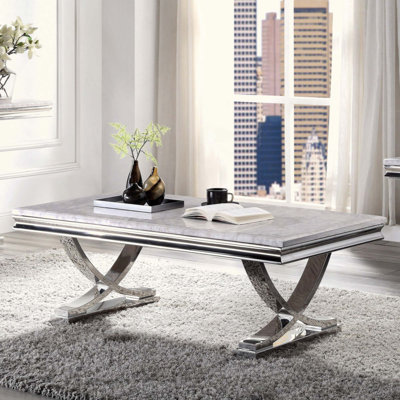 Table basse moderne de style glamour avec base en faux marbre et structure en métal avec finition en acier inoxydable et chrome