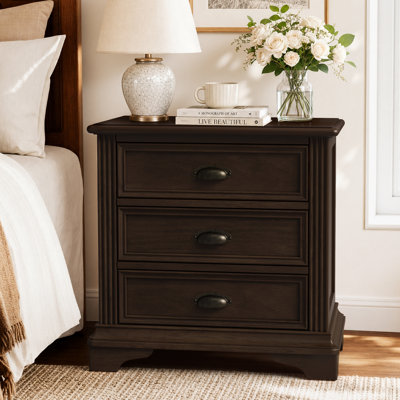 Traditional Solid Pine Wood 3-Drawer Nightstand, Classic Fluted Side Detail Bedside Cabinet With Antique Bronze Shell Cup Pulls & Curved Feet, Farmhouse Rustic Bedroom End Table