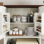 Vitrine autoportante de 51,2 po avec 2 tiroirs de rangement, garde-manger avec portes en verre et éclairage DEL, armoire vitrée avec tablettes réglables à 4 niveaux pour les espaces de vie modernes - noyer