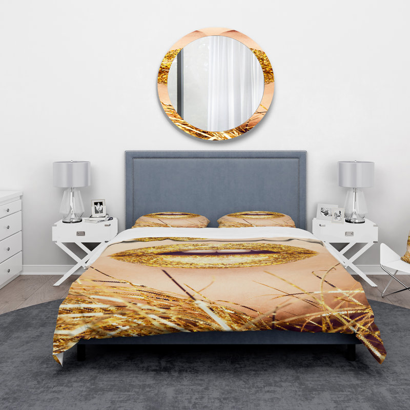 Gros plan de Golden Woman Lips I - ensemble de housse de couette moderne - microfibre de polyester