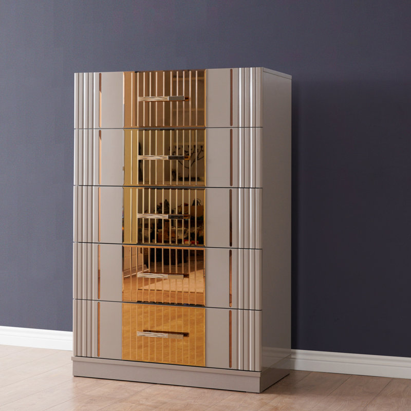 Commode dorée en bois gris