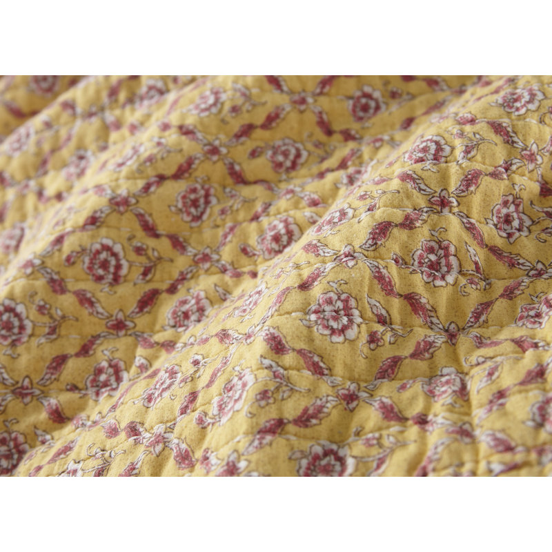 Beige/Red Cotton Reversible Quilt Set, Queen Quilt + 2 Standard Shams
