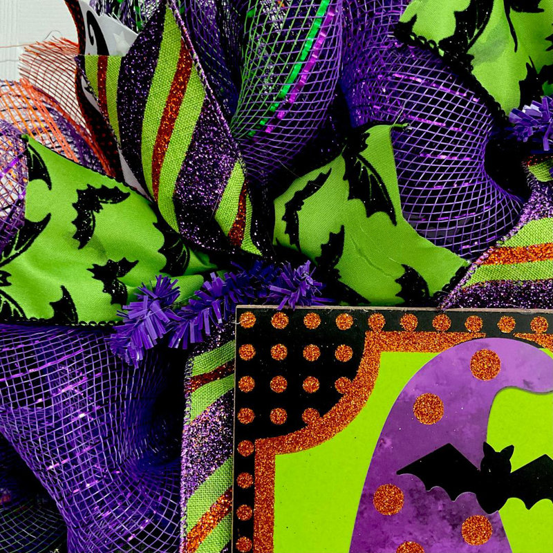 Gnome pour mordre une couronne d'Halloween