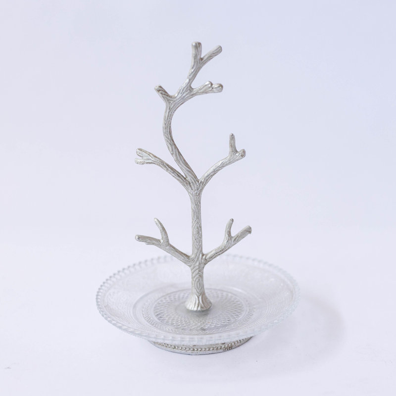 Porte-bijoux en métal sur une plaque de verre
