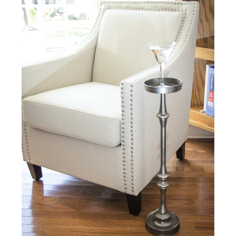 De 2 tables d'appoint rondes en fer de 26 po H, finition argent brossé, 5,74 po Surface supérieure et tables lestées idéales pour les boissons
