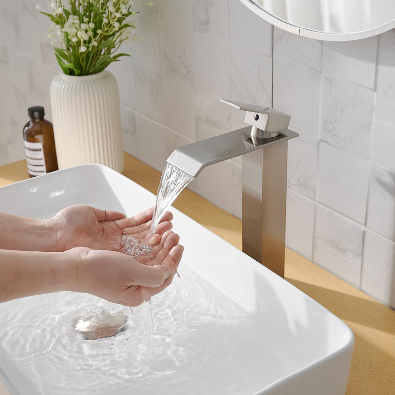 Single-handle Bathroom Faucet with Drain Assembly