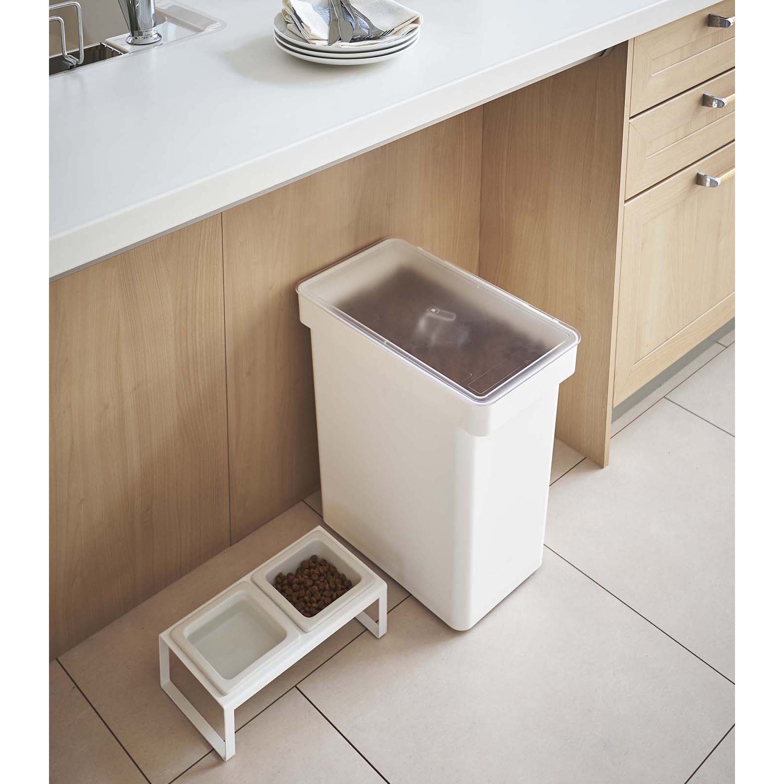 Yamazaki Home Airtight Pet Food Extra Large Storage Container With Transparent Lid, 6.6 gallons, White, 26.72 lb