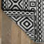 Tapis intérieur / extérieur paille rectangulaire en plastique tissé à la machine de couleur noire Isael-37618155