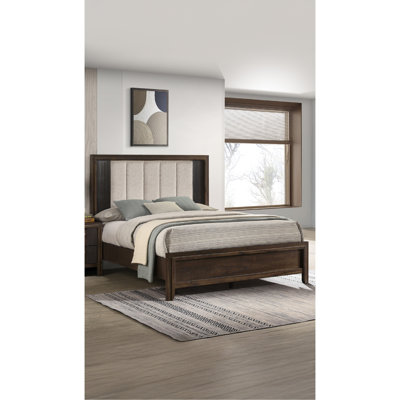 Lit grand format avec finition en bois riche et tête de lit tapissier moelleuse