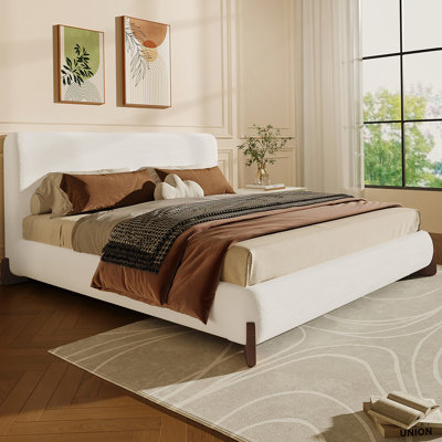 Élégant lit tapissier avec pieds en bois massif brun foncé, centre de chambre luxueux et confortable pour grand lit, blanc