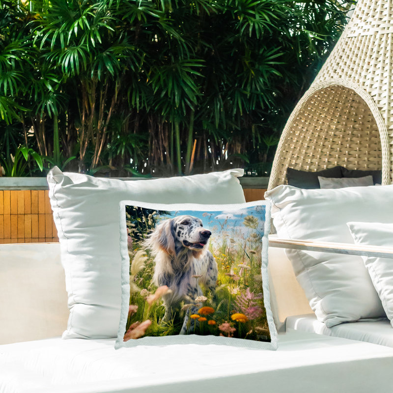 Coussin décoratif "Happy Dog Parmi Fleurs" par Roozbeh Bahramali