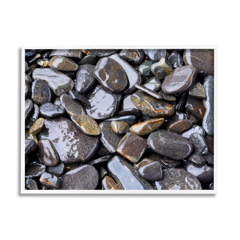 «Coastal Beach Pebbles Rocks», estampe numérique encadrée par Savanah Plank, H 24 po x l 30 po x P 1,5 po
