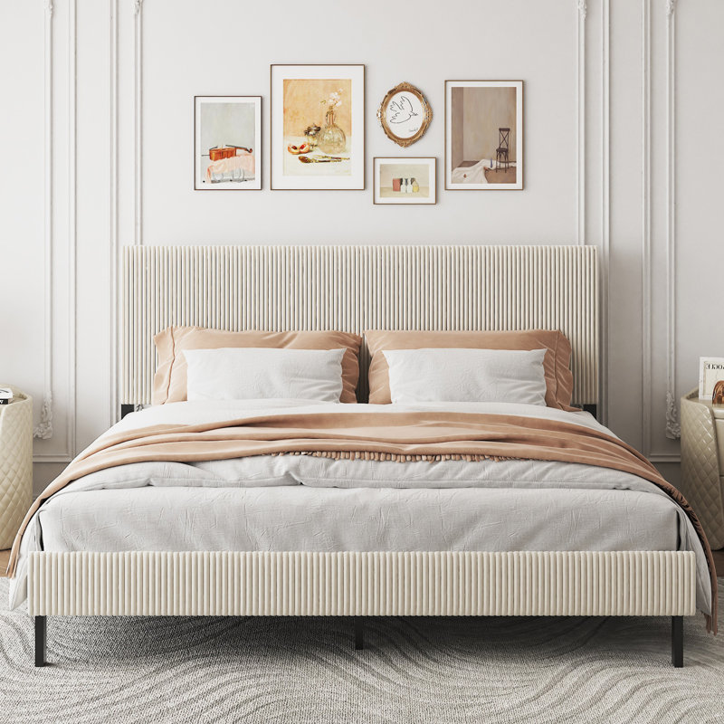 Le cadre du très grand lit avec une tête de lit bandée est stable et facile à assembler, et le style est simple et élégant, beige