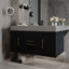 Meuble-lavabo flottant simple avec comptoir en faux marbre, lavabo en céramique, tiroirs et armoires pour des salles de bain fonctionnelles et élégantes