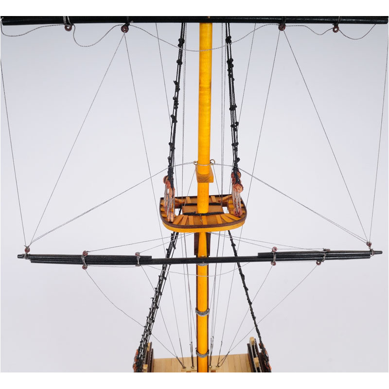 Bateau à section transversale hms
