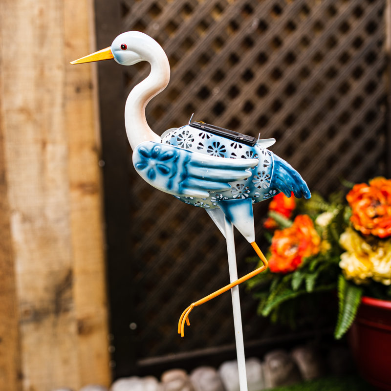 Flamant rose et tuteur de jardin