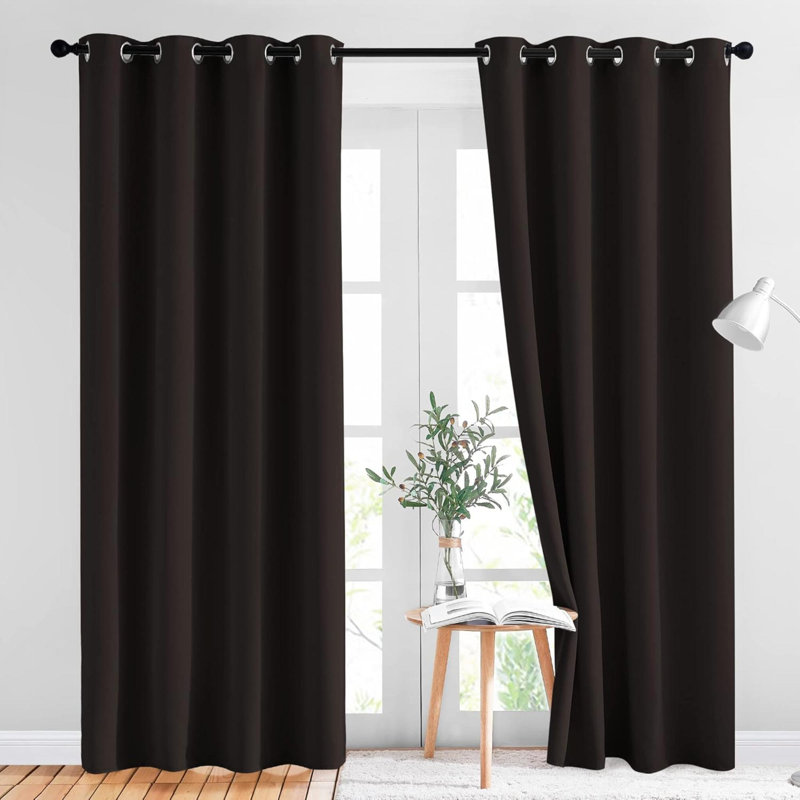 Panneau de rideau occultant et isolant avec œillets Cecillia, L 52 po x L 84 po, Marron foncé