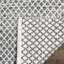 Tapis géométrique en coton fabriqué à la main gris clair / ivoire Amaya-63705113