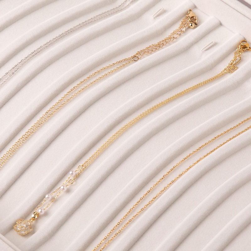 Organisateur de bijoux à 15 crochets en velours avec couvercle transparent et couvercle verrouillable (beige)