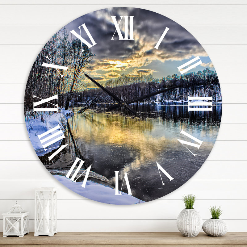 Horloge murale traditionnelle, Médium