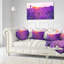 Coussin de soleil sur le blanc floral d’été-89152821-30805191