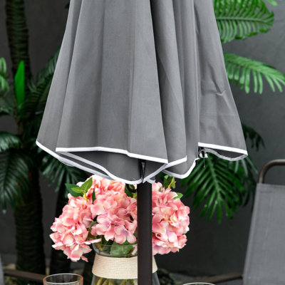 4 chaises d'extérieur grises - parasol et chaises. Table pliante portative en verre trempé pour le jardin. 36,5 po de hauteur. Gris mobilier. Table, parasol de chaises. Table de jardin pliable avec cadre en acier. 27,25 po