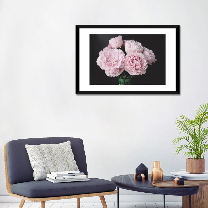 «Pink Peony on Black III», reproduction de photo sur toile, Papier d'art encadré noir, Blanc, H 24 po x l 32 po x P 1 po