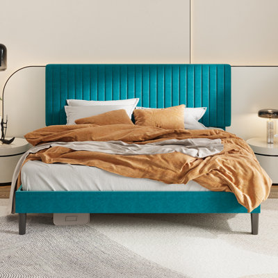 Lit plateforme tapissier en velours avec tête de lit capitonnée verticale ajustable