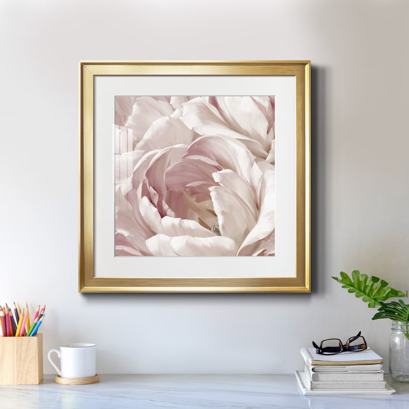 Intime Blush II - cadre photo, reproduction d'art sur papier, H 34,5 po x l 34,5 po x P 1,5 po, Encadrement doré