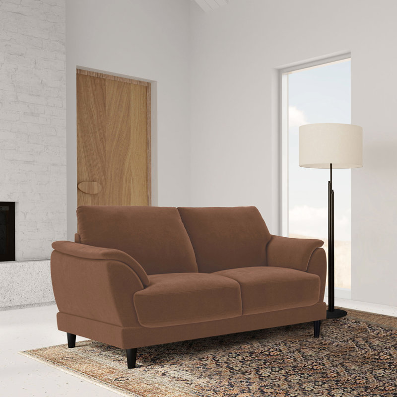 De couleur rouille, des accoudoirs encastrés et de la mousse pour une solution de siège chaleureuse et invitante.