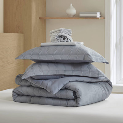 7 lits pour très grand lit avec des rayures tissées élégantes, un rembourrage et une microfibre froissée, idéal pour les petits espaces.