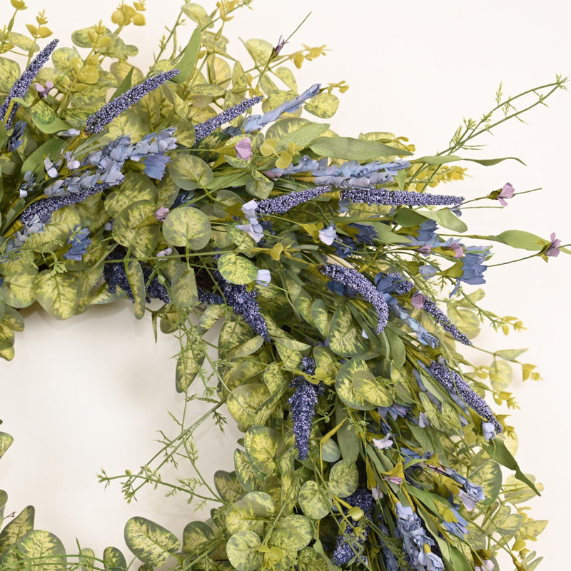 Couronne de porte artificielle 24 po avec baies d'eucalyptus