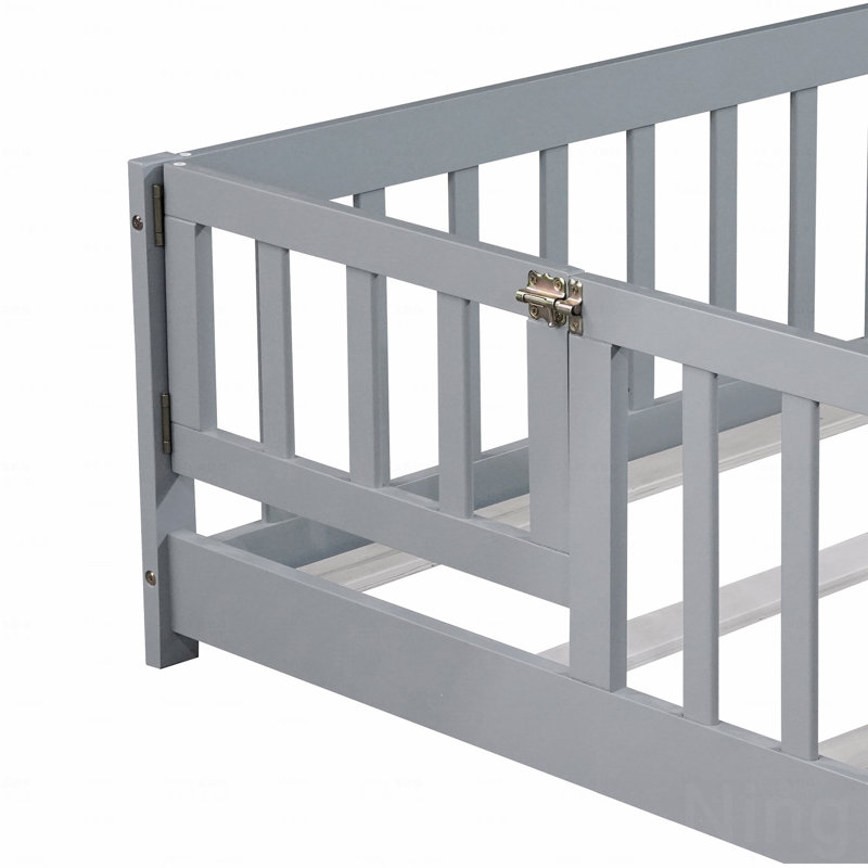 Structure de lit pleine grandeur avec clôture et porte, structure de lit en bois d'hévéa avec garde-corps de sécurité, Gris