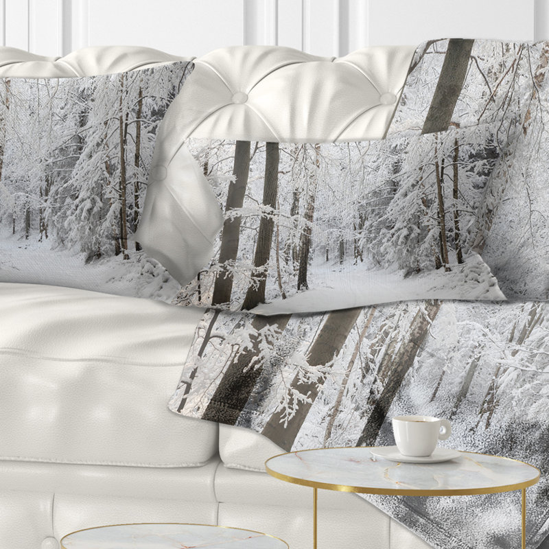 Coussin de forêt et de couloir d’hiver dense