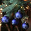 Ornement boule de Noël en forme de flocon de neige bleu royal et blanc 4 carats 3 po (75 mm)
