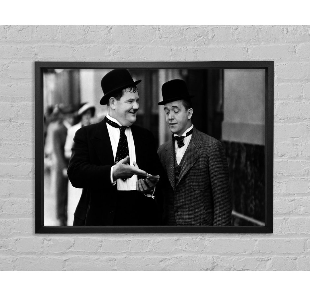 Laurel und Hardy Street Walk - Einzelner Bilderrahmen Kunstdrucke auf Leinwand