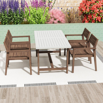 Ensemble repas en bois cinq pièces avec quatre chaises et une table de parasol rectangulaire