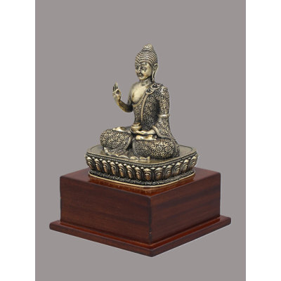 Petit bouddha en laiton assis dans un décor de méditation Vitarka Mudra sur base de bois